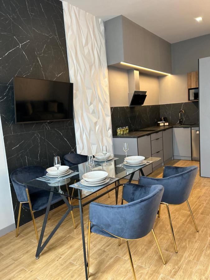 Central Family Boutique Apartments 2 Lviv Extérieur photo