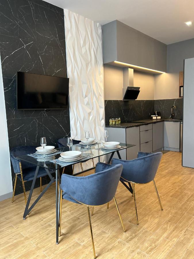Central Family Boutique Apartments 2 Lviv Extérieur photo